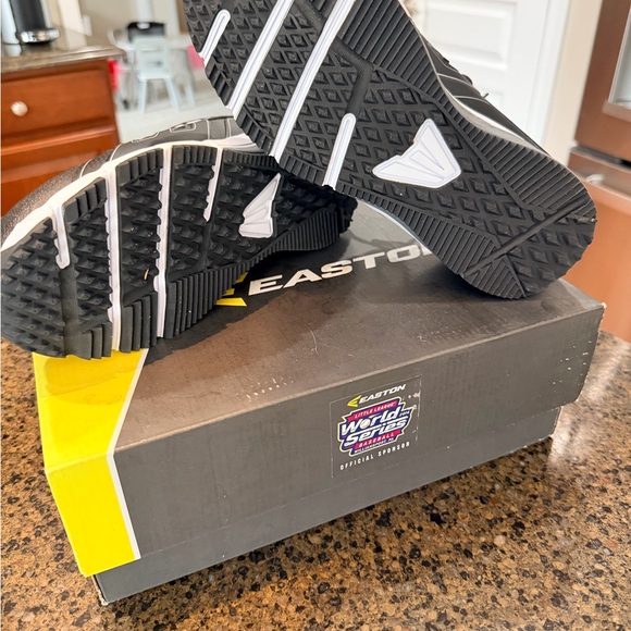 Easton Fortify youth turf shoes - Picture 2 of 3